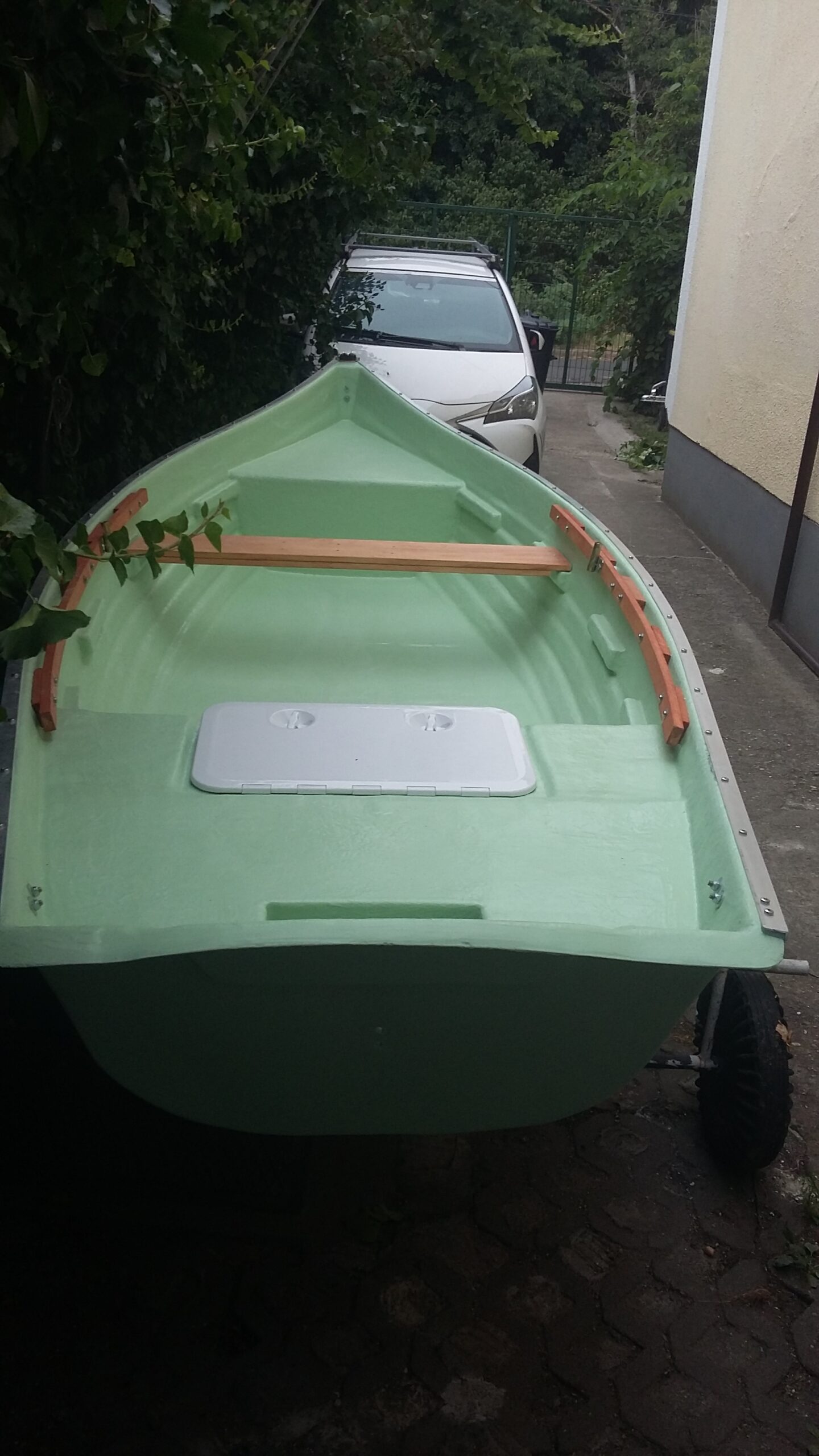 skandináv típusú balatoni hullámálló evezős motoros műanyag horgász csónak