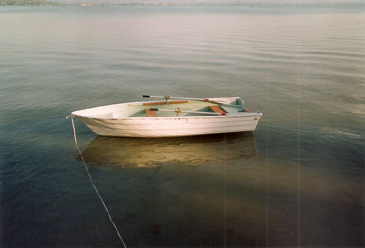skandináv típusú balatoni hullámálló evezős motoros műanyag horgász csónak
